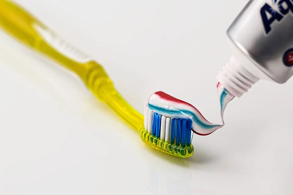 Brosse à dents avec un peu de dentifrice