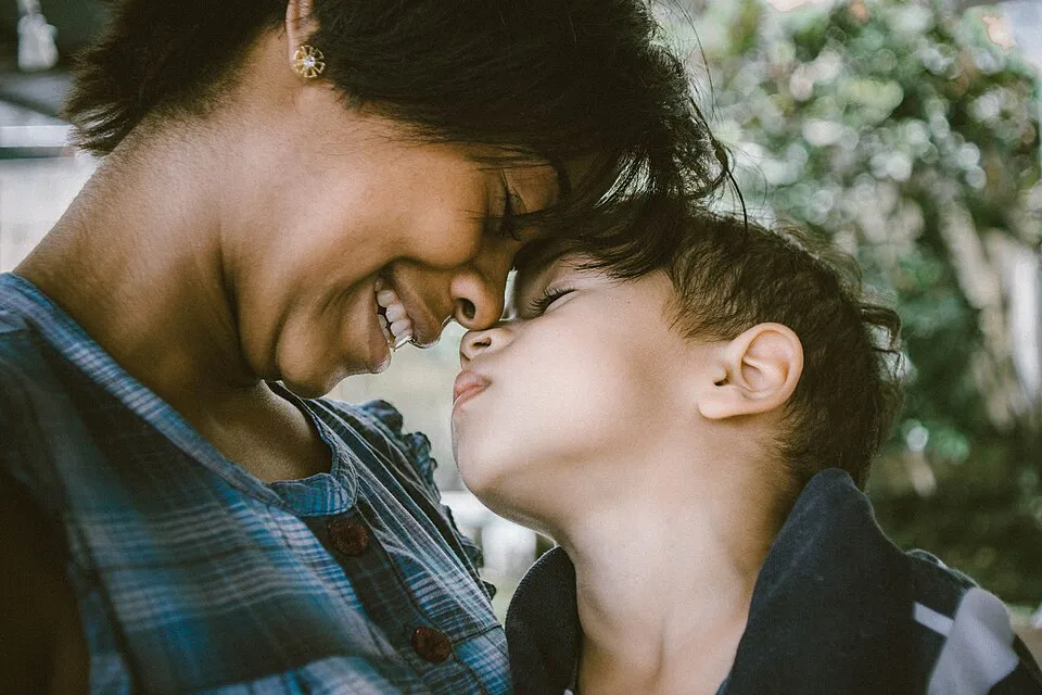 Une maman et son enfant, front contre front, qui sourient